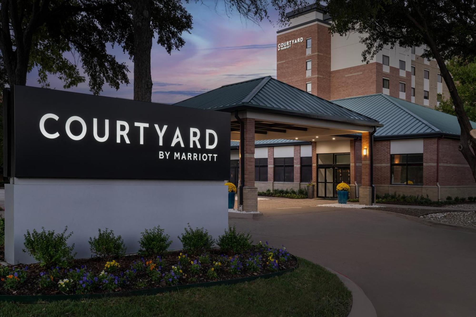 Courtyard Dallas Addison Quorum Drive Hotel Exterior photo