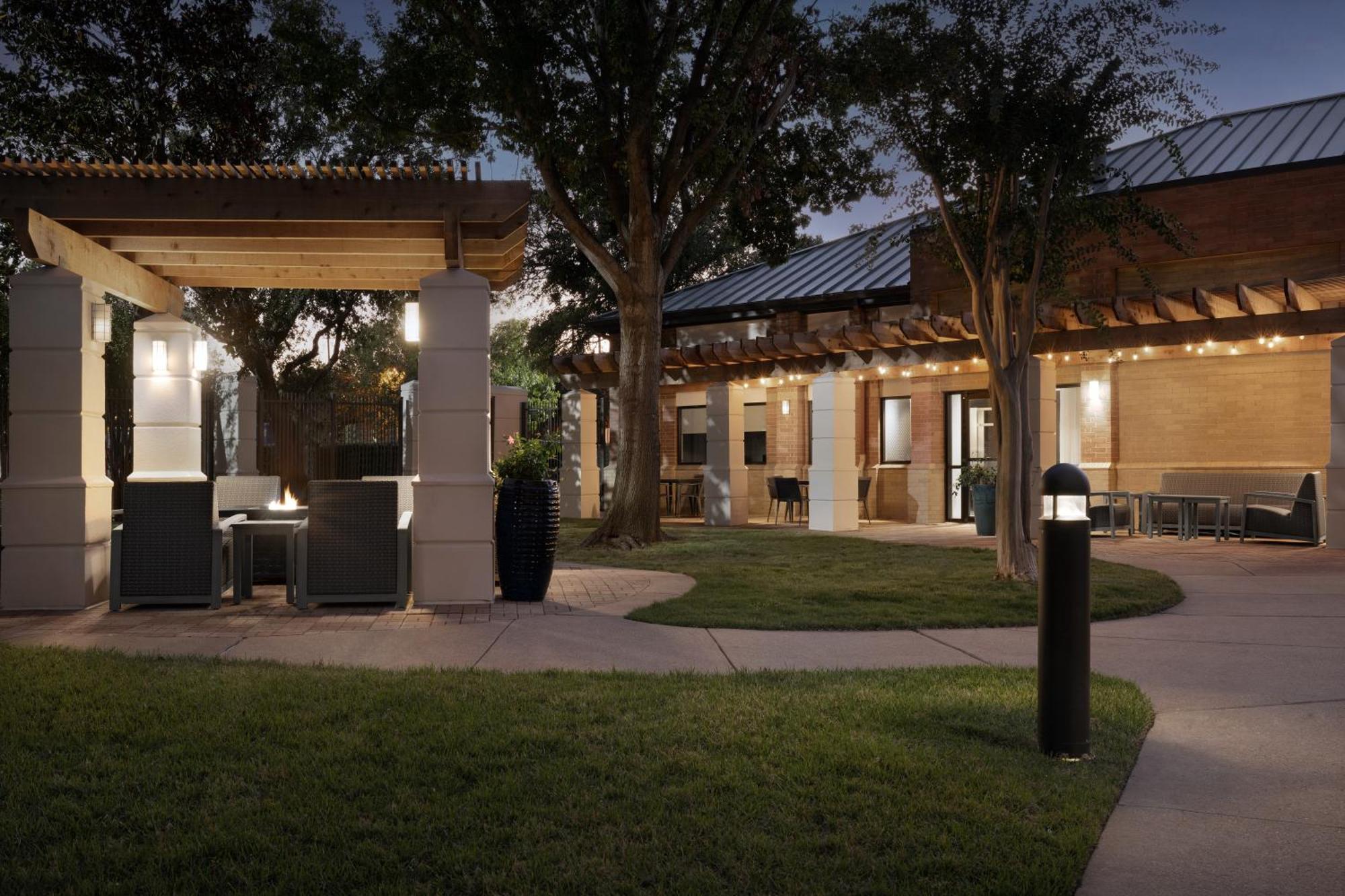 Courtyard Dallas Addison Quorum Drive Hotel Exterior photo