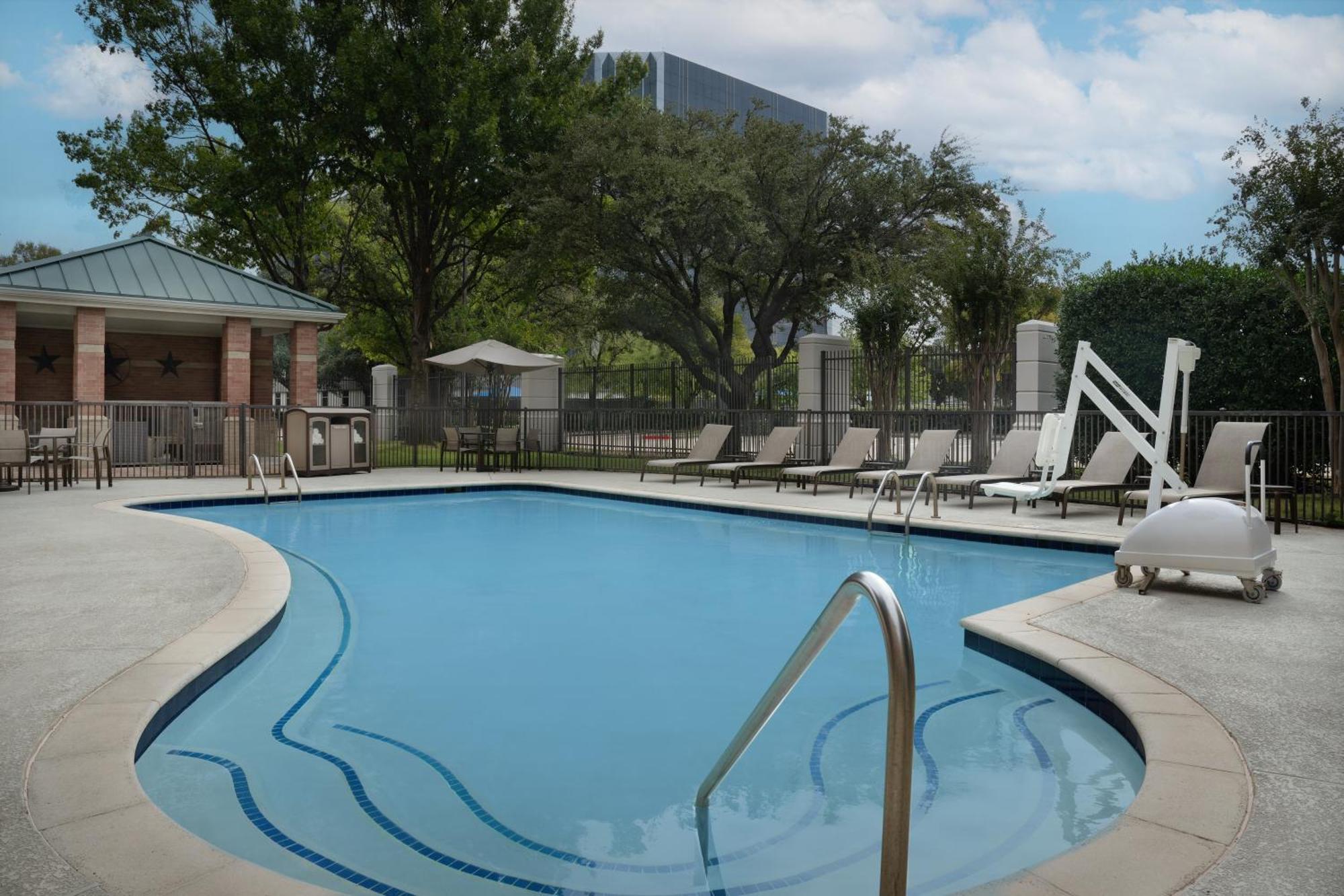 Courtyard Dallas Addison Quorum Drive Hotel Exterior photo